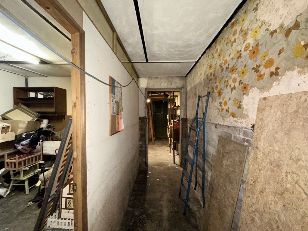 Lot: 145 - THREE-BEDROOM OLD SCHOOL UNIT WITH POTENTIAL - Hallway on Ground Floor